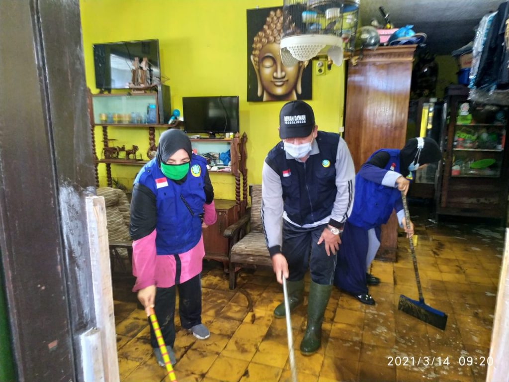 DDII Probolinggo Bersihkan Rumah Warga dan Jalan dari Lumpur Banjir