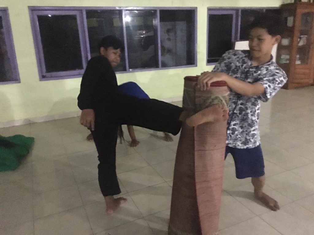 Dai Kafda DDII Jatim Ajarkan Remaja Desa Latihan Beladiri Setelah Sholat Trawih